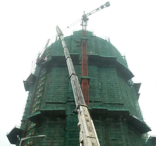 坡头吊车在工地上作业